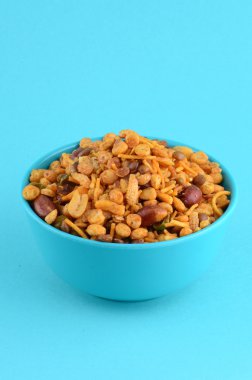 Hint aperatifler: Mavi kapta karışımı (tuz biber masala, bakliyat, channa masala dal yeşil bezelye ile kavrulmuş fındık)