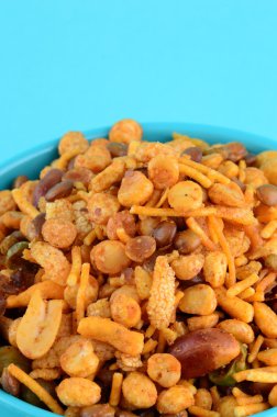 Hint aperatifler: Mavi kapta karışımı (tuz biber masala, bakliyat, channa masala dal yeşil bezelye ile kavrulmuş fındık)