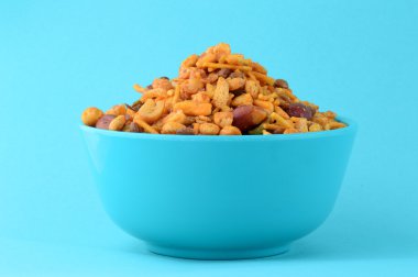 Hint aperatifler: Mavi kapta karışımı (tuz biber masala, bakliyat, channa masala dal yeşil bezelye ile kavrulmuş fındık)