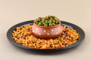 Hint Snack: Karışımı ve Spiced kızarmış yeşil bezelye (chatpata mata)
