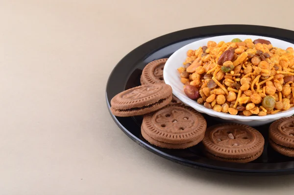 Indiase snack: mengsel en room Biscuit in plaat. — Stockfoto