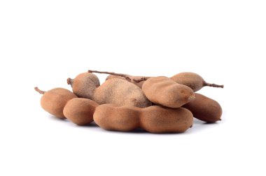 Demirhindi beyaz arka planda izole edildi. Tatlı demirhindi (Tamarind indica L.)