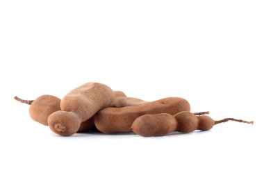 Demirhindi beyaz arka planda izole edildi. Tatlı demirhindi (Tamarind indica L.)