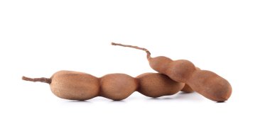 Demirhindi beyaz arka planda izole edildi. Tatlı demirhindi (Tamarind indica L.)