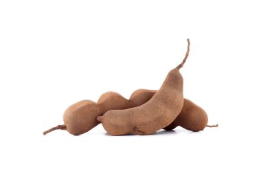 Demirhindi beyaz arka planda izole edildi. Tatlı demirhindi (Tamarind indica L.)