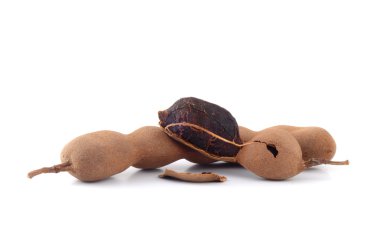Demirhindi beyaz arka planda izole edildi. Tatlı demirhindi (Tamarind indica L.)