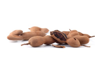Demirhindi beyaz arka planda izole edildi. Tatlı demirhindi (Tamarind indica L.)