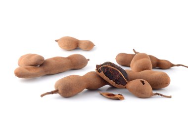 Demirhindi beyaz arka planda izole edildi. Tatlı demirhindi (Tamarind indica L.)