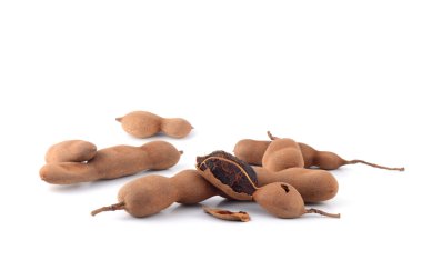 Demirhindi beyaz arka planda izole edildi. Tatlı demirhindi (Tamarind indica L.)