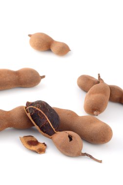 Demirhindi beyaz arka planda izole edildi. Tatlı demirhindi (Tamarind indica L.)