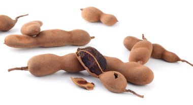 Demirhindi beyaz arka planda izole edildi. Tatlı demirhindi (Tamarind indica L.)