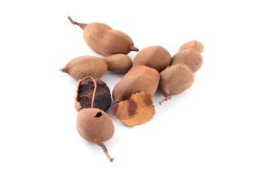 Demirhindi beyaz arka planda izole edildi. Tatlı demirhindi (Tamarind indica L.)