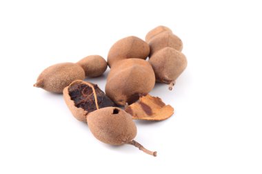 Demirhindi beyaz arka planda izole edildi. Tatlı demirhindi (Tamarind indica L.)