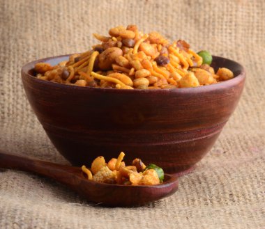 Indian aperatifler: Karışımı (kavrulmuş fındık ile Tuz karabiber, baharat, bakliyat, yeşil bezelye)