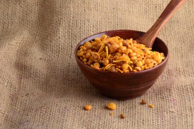 Indian aperatifler: Karışımı (kavrulmuş fındık ile Tuz karabiber, baharat, bakliyat, yeşil bezelye)