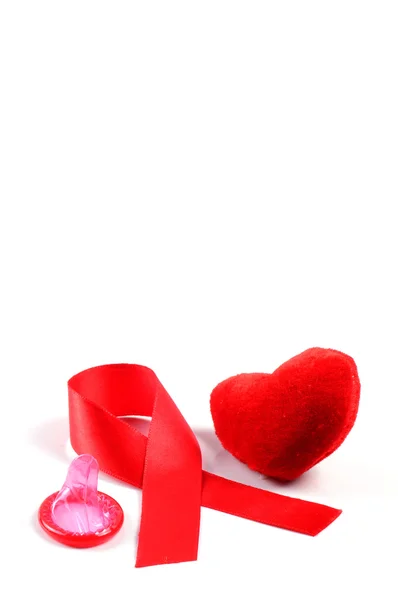 AIDS şerit, kalp ve prezervatif — Stok fotoğraf