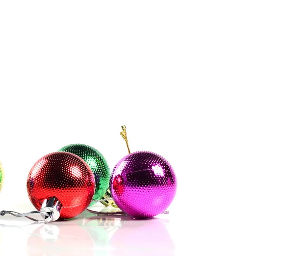 Kerstballen met ornamenten op witte achtergrond. — Stockfoto