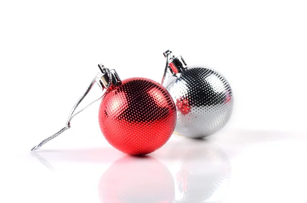Kerstballen met ornamenten op witte achtergrond. — Stockfoto
