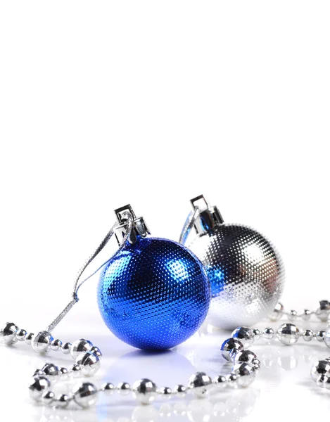 Bolas de Natal com ornamentos em fundo branco . — Fotografia de Stock