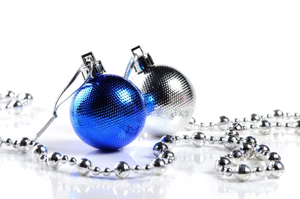 Boules de Noël avec des ornements sur fond blanc . — Photo