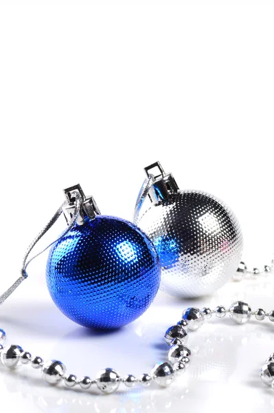 Bolas de Natal com ornamentos em fundo branco . — Fotografia de Stock