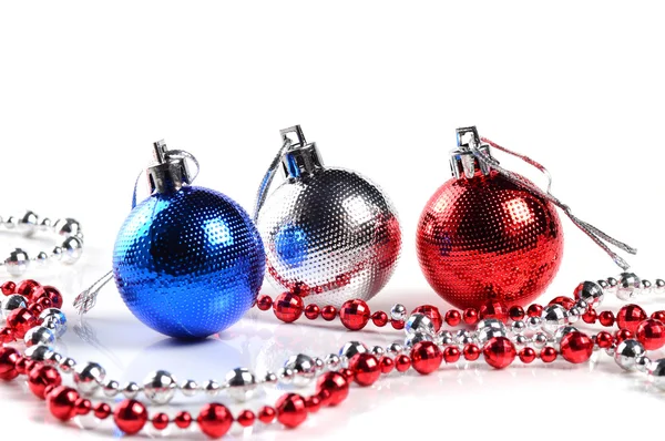 Kerstballen met ornamenten op witte achtergrond. — Stockfoto