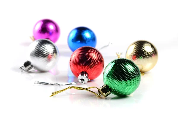 Рождественские шары с орнаментами на белом фоне . — стоковое фото
