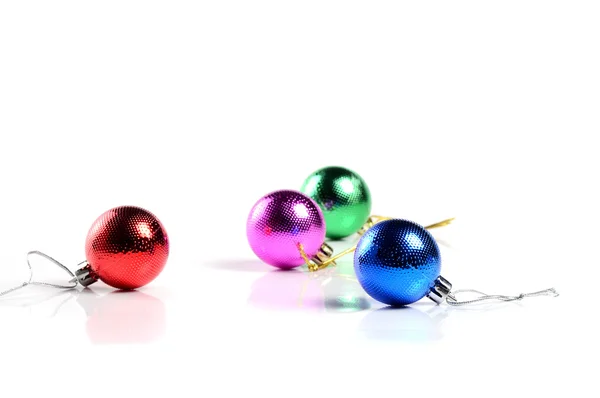 Weihnachtskugeln mit Ornamenten auf weißem Hintergrund. — Stockfoto