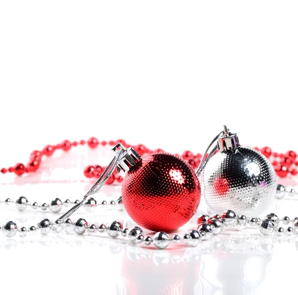Рождественские шары с орнаментами на белом фоне . — стоковое фото