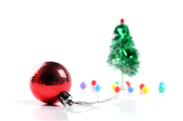 Χριστουγεννιάτικη μπάλα με το δέντρο σε λευκό φόντο. Χριστούγεννα διακόσμηση. — Φωτογραφία Αρχείου