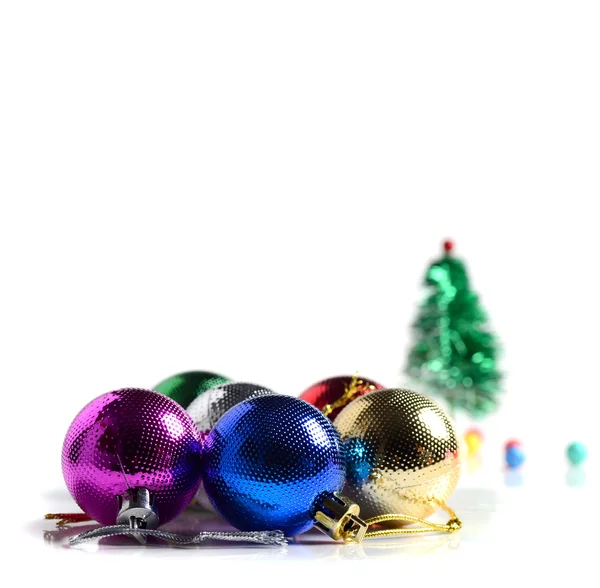 Bola de Navidad con árbol sobre fondo blanco. Decoración de Navidad . — Foto de Stock