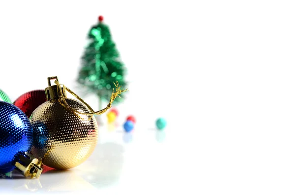 Boule de Noël avec arbre sur fond blanc. Décoration de Noël . — Photo