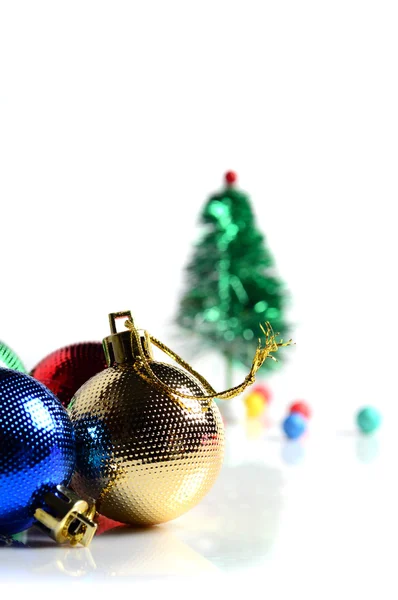 Boule de Noël avec arbre sur fond blanc. Décoration de Noël . — Photo