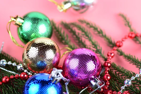 Karácsonyi dekoráció: Labdát karácsonyi és díszek, karácsonyfa ága — Stock Fotó