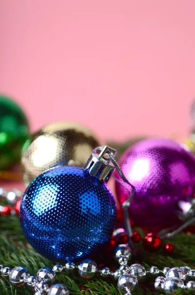 Décoration de Noël : Boule de Noël et ornements avec la branche de l'arbre de Noël — Photo