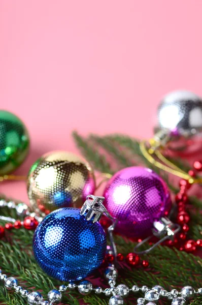 Kerstdecoratie: Kerstmis bal en ornamenten met de tak van de kerstboom — Stockfoto