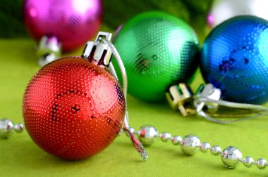 Noel dekorasyon: Noel top ve süs eşyaları ile Noel ağacı dalı