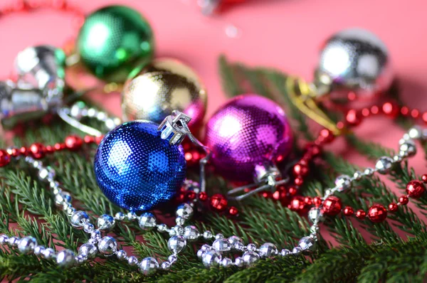 Kerstdecoratie: Kerstmis bal en ornamenten met de tak van de kerstboom — Stockfoto