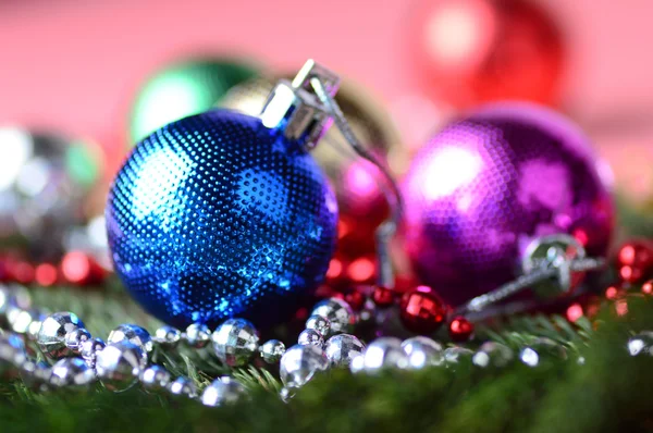 Dekorację świąteczną: Świąteczne i ozdoby z gałęzi choinki — Zdjęcie stockowe