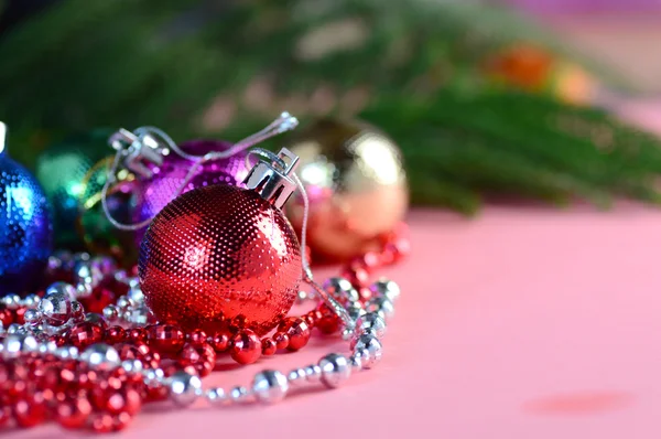 Decorazione natalizia: palla di Natale e ornamenti con il ramo dell'albero di Natale — Foto Stock