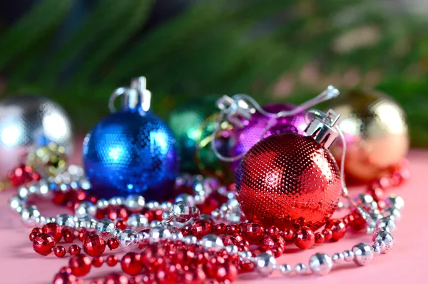 Juldekoration: Christmas ball och prydnadsföremål med förgrena sig av julgran — Stockfoto