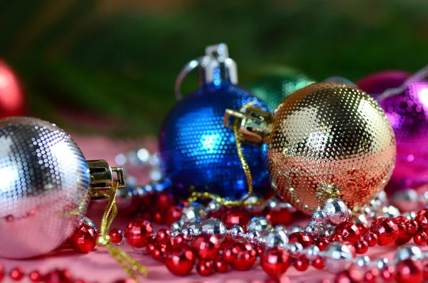 Décoration de Noël : Boule de Noël et ornements avec la branche de l'arbre de Noël — Photo