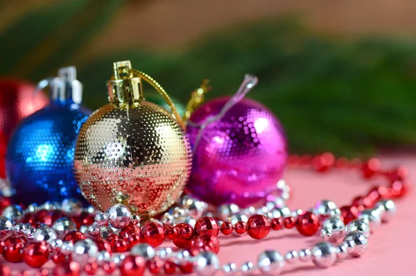 Kerstdecoratie: Kerstmis bal en ornamenten met de tak van de kerstboom — Stockfoto