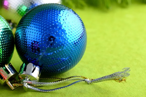 Décoration de Noël : Boule de Noël et ornements avec la branche de l'arbre de Noël — Photo