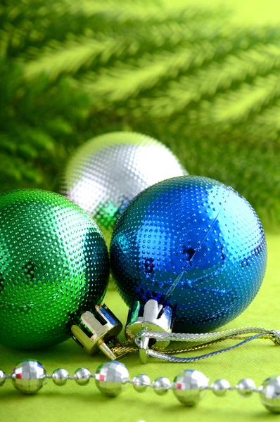 Kerstdecoratie: Kerstmis bal en ornamenten met de tak van de kerstboom — Stockfoto