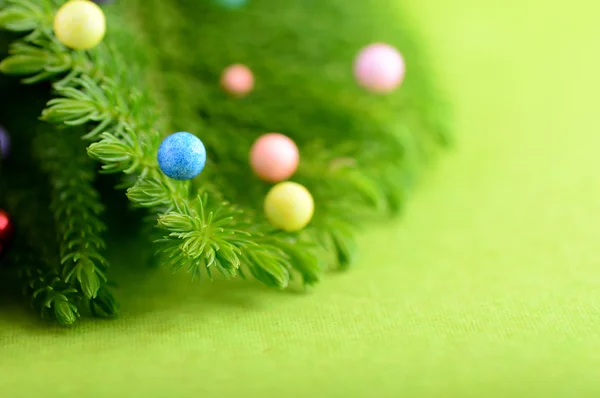 Branche de sapin de Noël avec décoration. Conception de carte de vœux — Photo