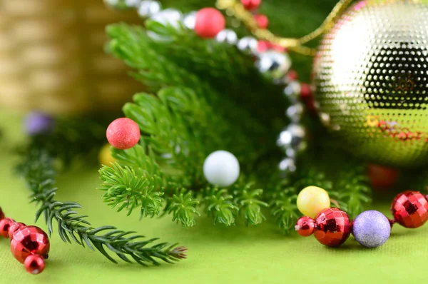 Décoration de Noël : Boule de Noël et ornements avec la branche de l'arbre de Noël — Photo