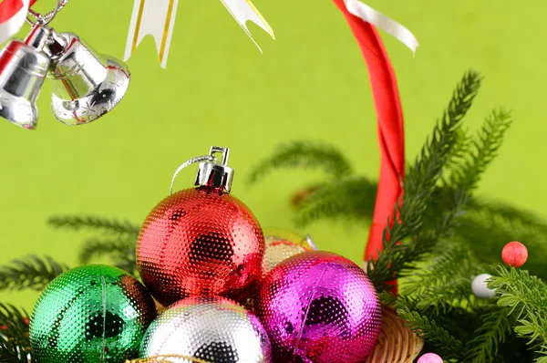 Décoration de Noël : Boule de Noël et ornements avec la branche de l'arbre de Noël — Photo