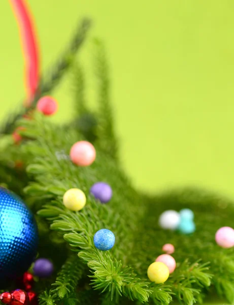 Κλάδος της χριστουγεννιάτικο δέντρο με διακόσμηση. Σχεδιασμού ευχετήρια κάρτα — Φωτογραφία Αρχείου