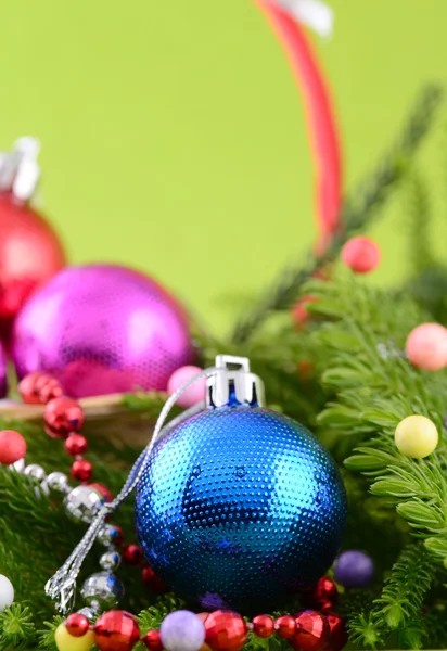 Decoración de Navidad: Bola de Navidad y adornos con la rama del árbol de Navidad — Foto de Stock